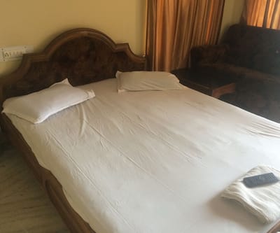 https://imgcld.yatra.com/ytimages/image/upload/t_hotel_yatra_city_desktop/v1437542211/Domestic Hotels/Hotels_Puri/Hotel Sea Queen Inn/bedroom_2.jpg